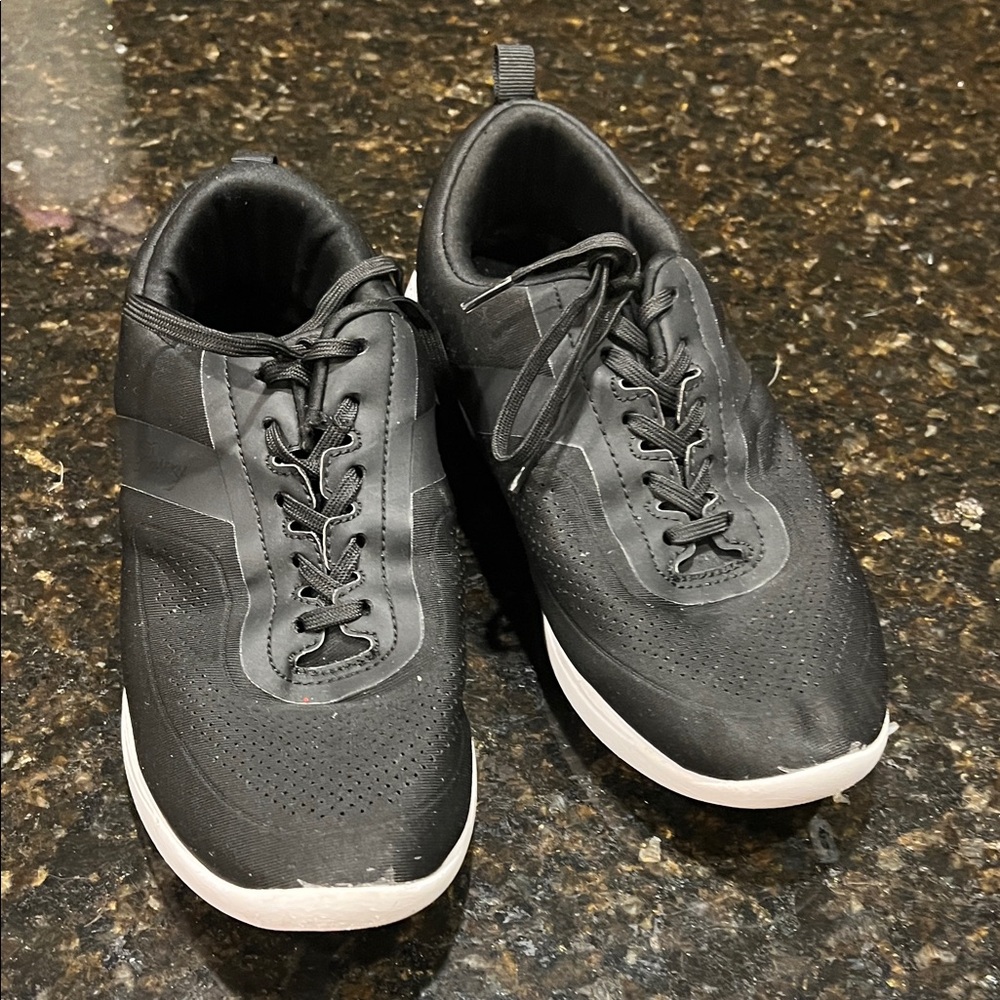 Pastry Black and White Athletic Shoes size 8